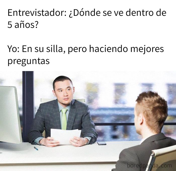 2 personas hablando en una mesa de despacho